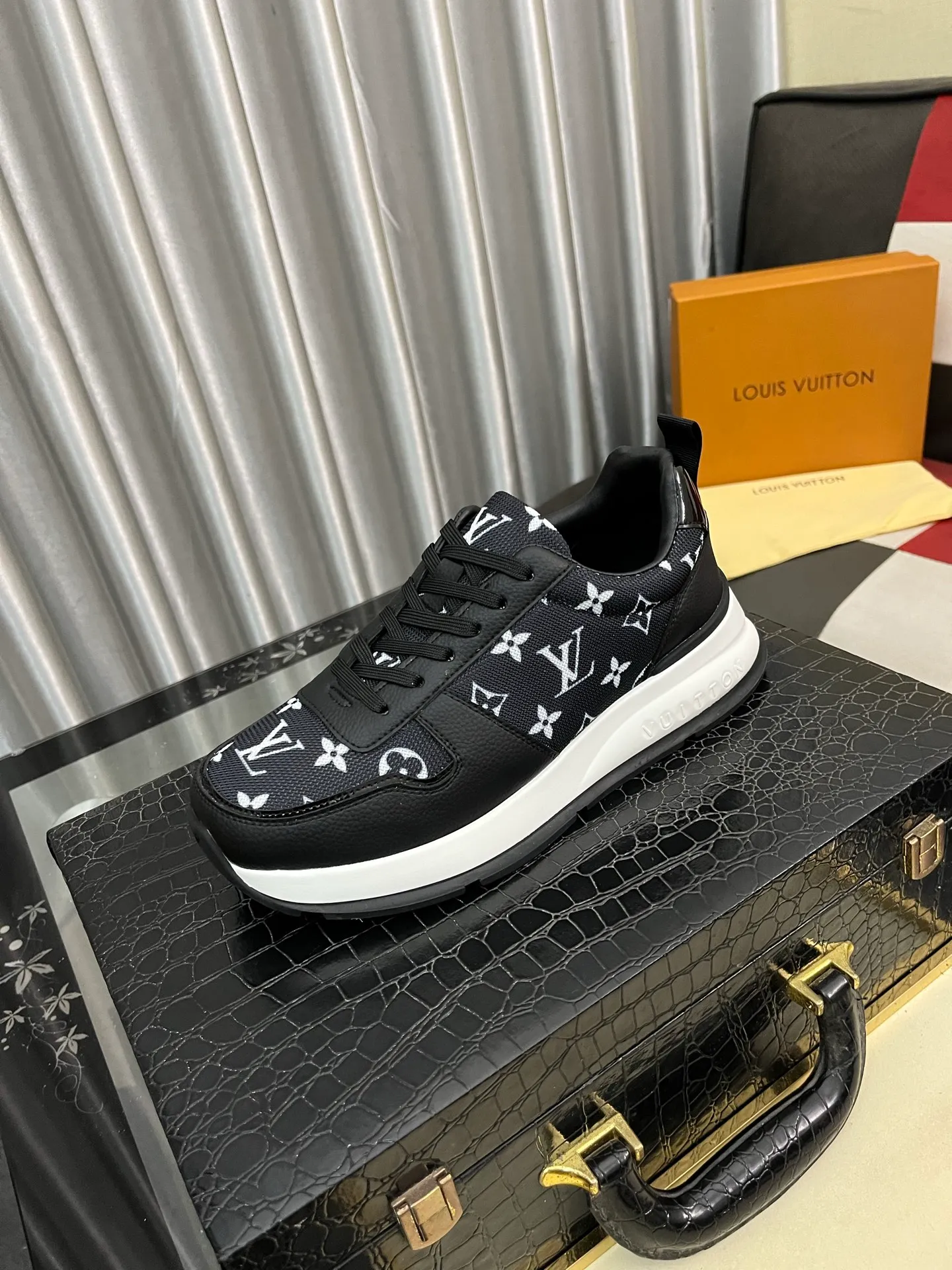 Men's men's shoes💰458⌚️⌚️ Loui* Vuitto* - Louis ** donkey's new color men's trainer sneakers, this LV Trainer sneaker is made of calfskin and breathable mesh, showing pure colors, the #54 logo on the back traces the brand's birth in 1854, the designer's handwritten brand logo embellishes one side, virgil Designed by abloh himself, it is a very commemorative sneaker. The new LV Louis Vuitton loui* vuitto* trainer sneaker low casual sports culture versatile basketball sneaker. Size: 38-444️⃣Colors available